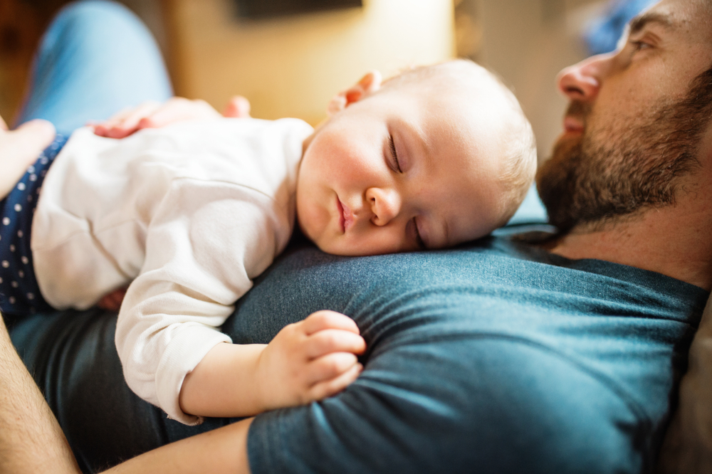 Father with a baby girl at home sleeping - Leo Man As A Father